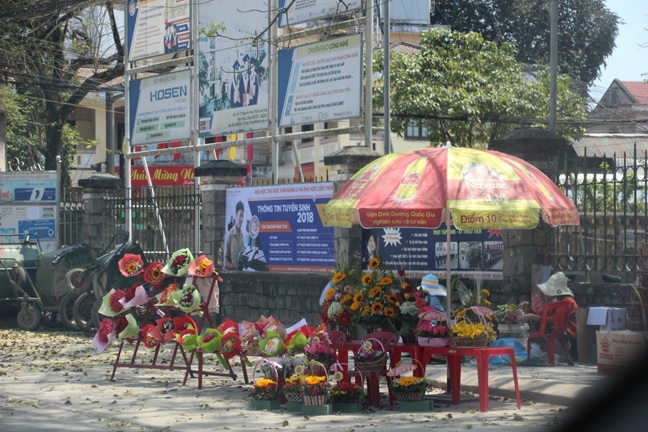 パラソルとプラスチック机の花屋さん,ベトナム・フエ市